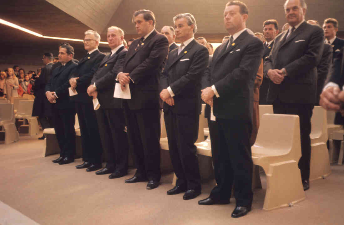 Vertreter der anderen Kirchengemeinden anlässlich der Weihe der neuen röm. kath. Osterkirche