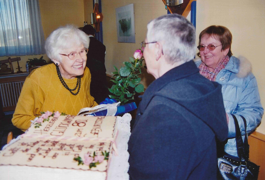 80. Geburtstag von ASO-Direktorin Dora Lorenz (*1926/+2011): Gratulation mit einer Torte in Buchform - Samer/Eigenbauer
