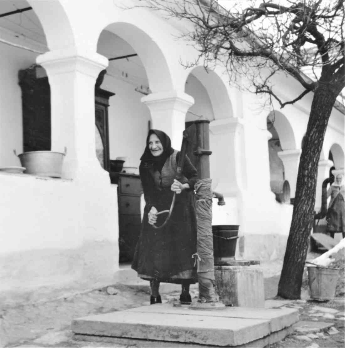 Fr. Karoline Zambo am Hausbrunnen (Linke Bachgasse 8)