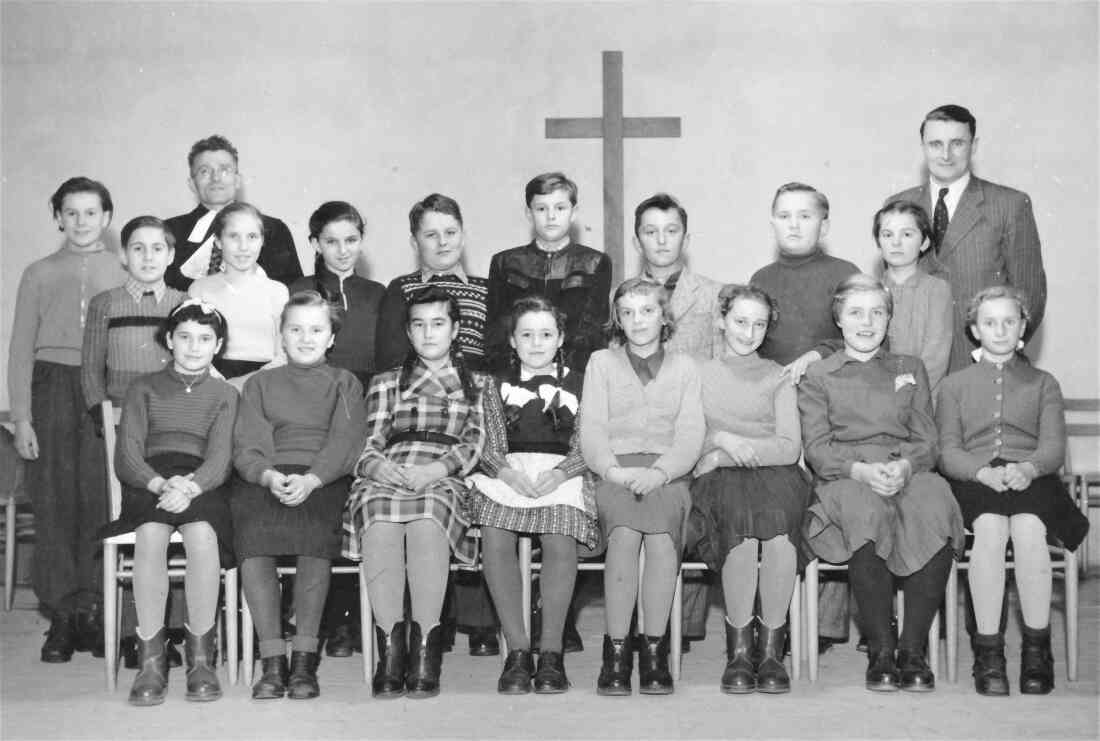 Evang. Pfarrgemeinde AB: Vorkonfirmation - Gruppe mit Pfarrer Böhm und Kantor Ochsenhofer