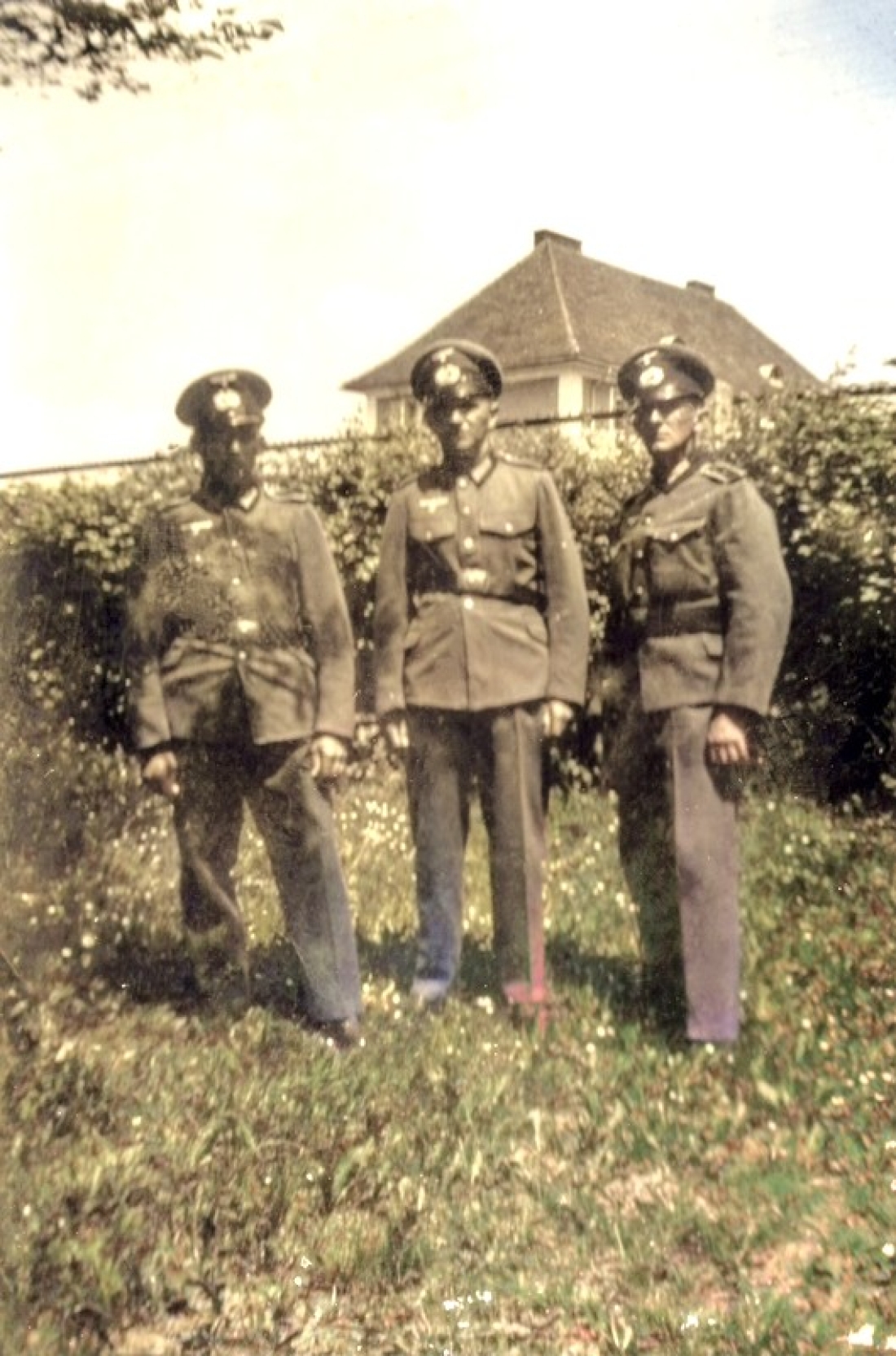 Johann Unger (mitte - *1907/+1977) mit zwei Soldatenkameraden im nordöstlichen Teil des Kasernengeländes