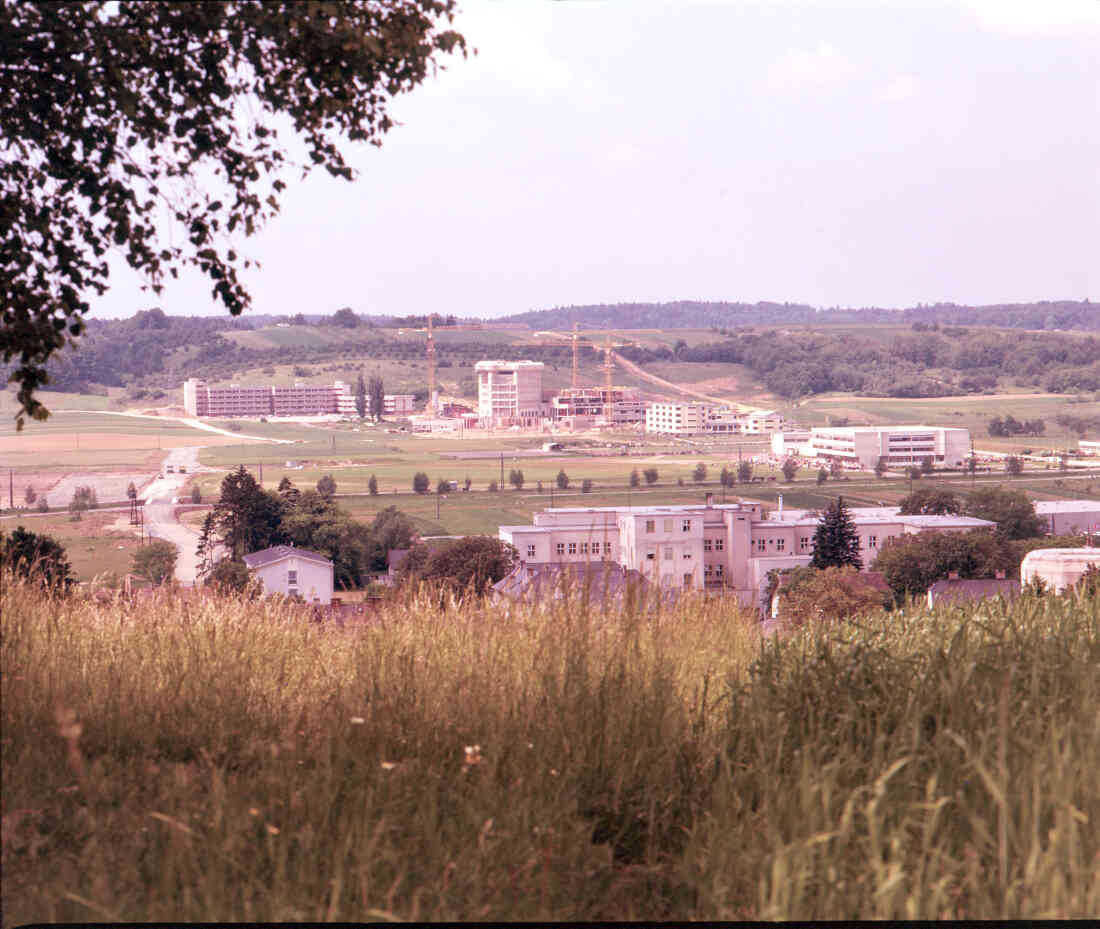 Blick auf das in Bau befindliche, neue Krankenhaus - LKH Dornburggasse, das Internat und die Hauptschule