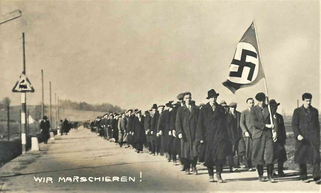 NAZIS - Feber 1938: Anmarsch auf der Wienerstraße auf heutiger Höhe Anzengrubergasse zur Kundgebung der Nationalsozialisten mit ca. 8.000 Teilnehmern am Hauptplatz