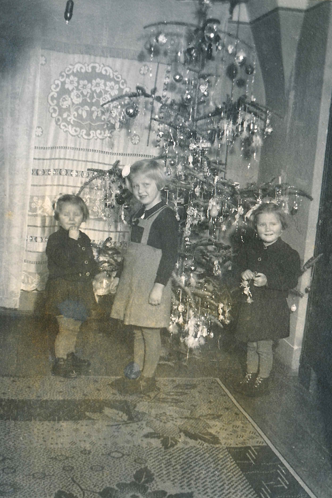 Die Schober-Mädchen unter Omas Christbaum bei Fam. Kasper