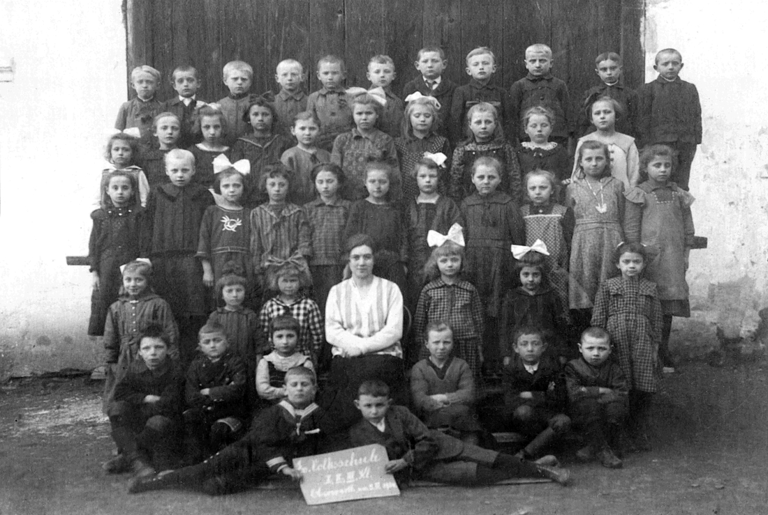 1. - 4. Klasse der Evangelischen Volksschule mit Lehrerin Helene Geistlinger (auch Geisztlinger)