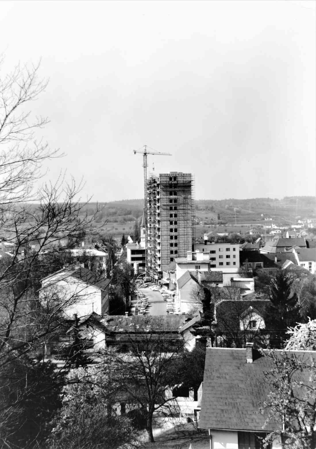 Blick vom Schuldenberg auf die Bahnhofstraße mit dem in Bau befindlichen Hochhaus (Bahnhofstraße 1/ Wienerstraße 2)