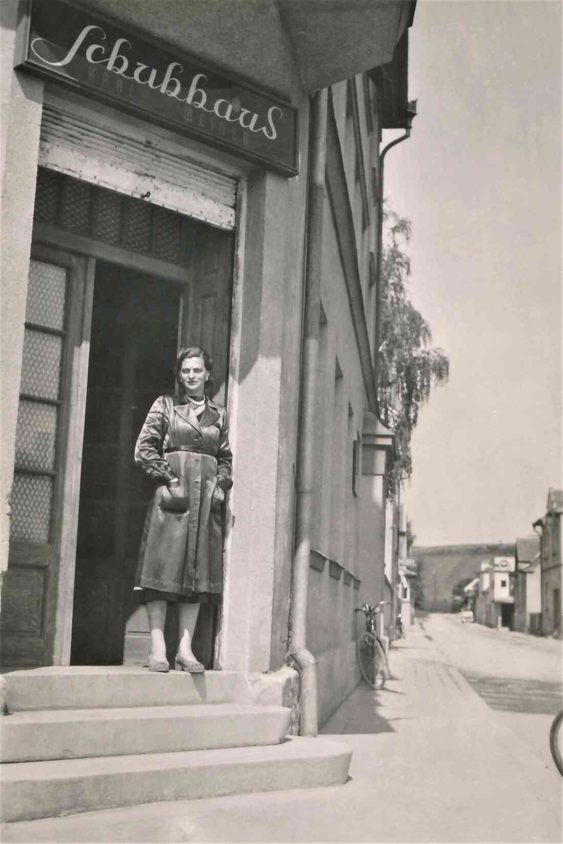 Frau Paula Braun (*1911/+1954) vor dem Schuhhaus Karl Weiner (Wienerstraße 18 / Bencsits-Haus)