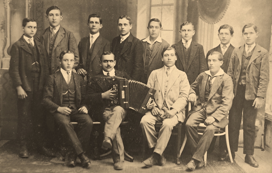 Gruppenphoto: junge Männer aus dem Obertrumm - Mohat/Kantor/Böcskör