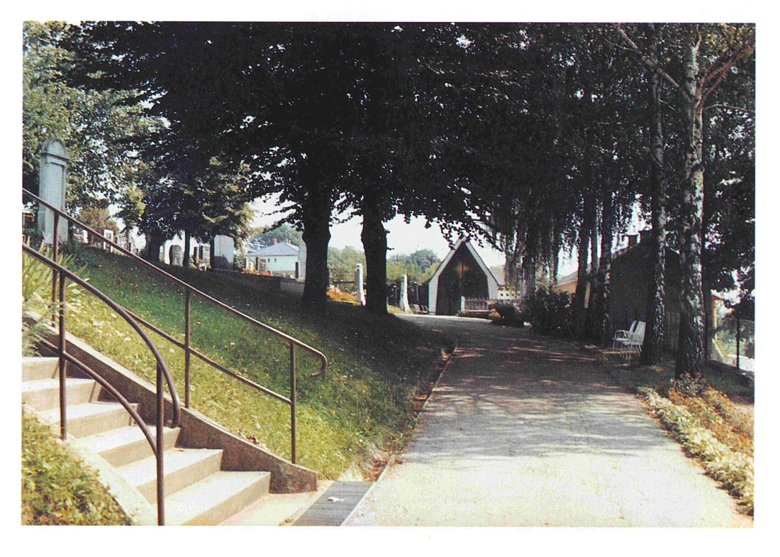 Evang. Pfarre AB: Eingangsbereich im Friedhof mit Blick auf die Aufbahrungshalle gegen SO