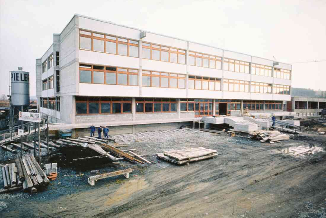 Neubau der Hauptschule - heute EMS (Schulgasse 29)