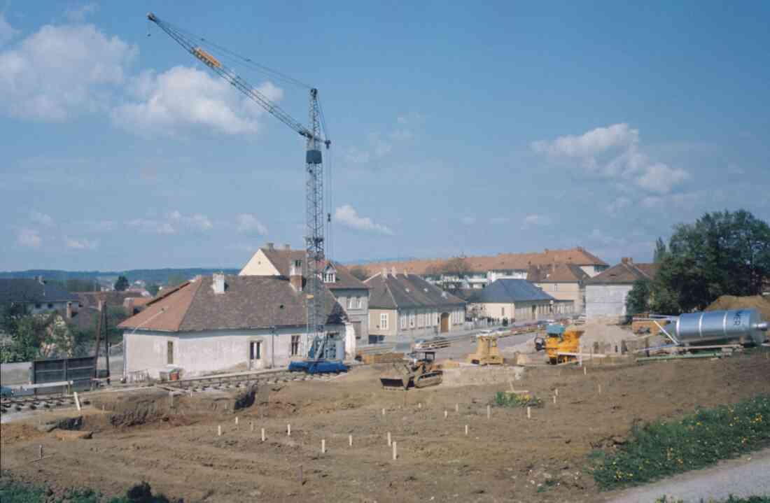 Bau der neuen röm. kath. Osterkirche: Die Baustelle wird eingerichtet