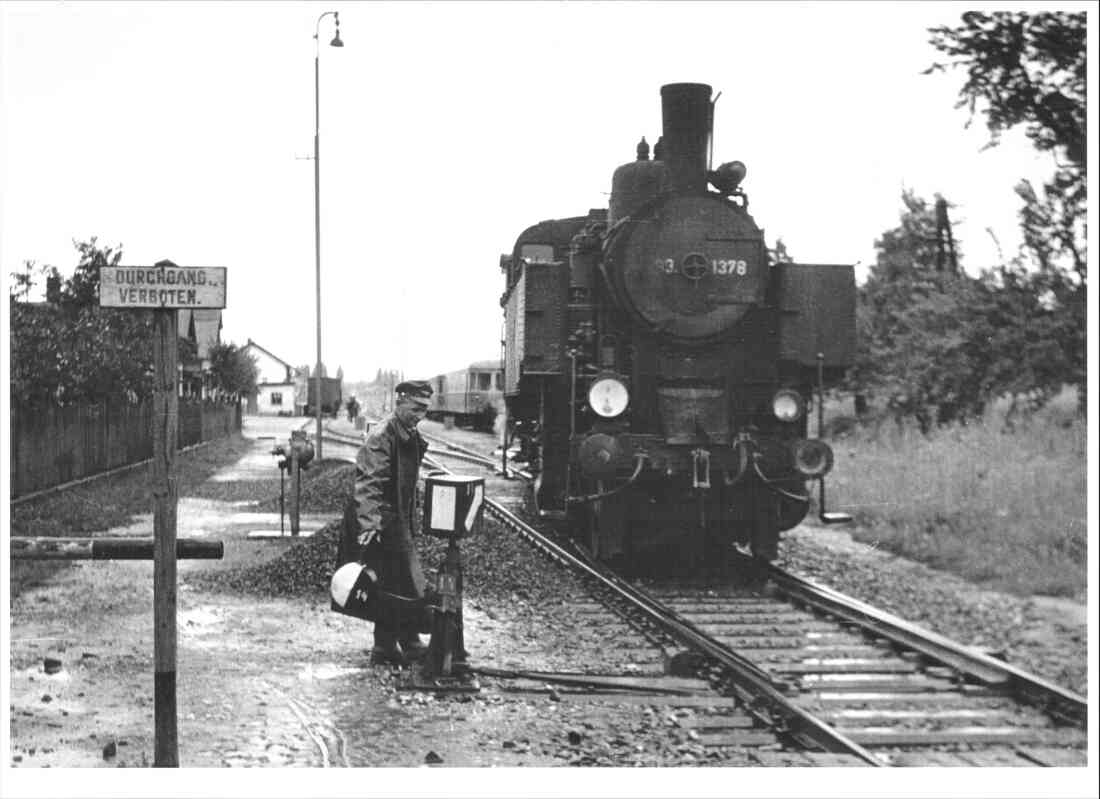 Bahnhof: Weichensteller Ludwig Szabo (*1901/+1980) vor einer Dampflok der Baureihe R93