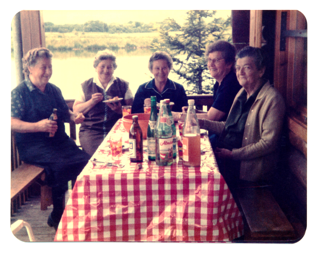 Damenrunde in der Hütte am Pinkateich - Benkö/Zambo/SeperThomas;