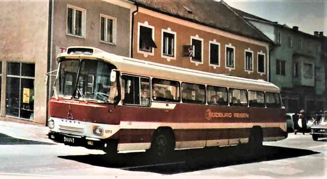 Südburg: Ein Magirus-Deutz 150 LS 12 vor den Häusern Hauptplatz 8