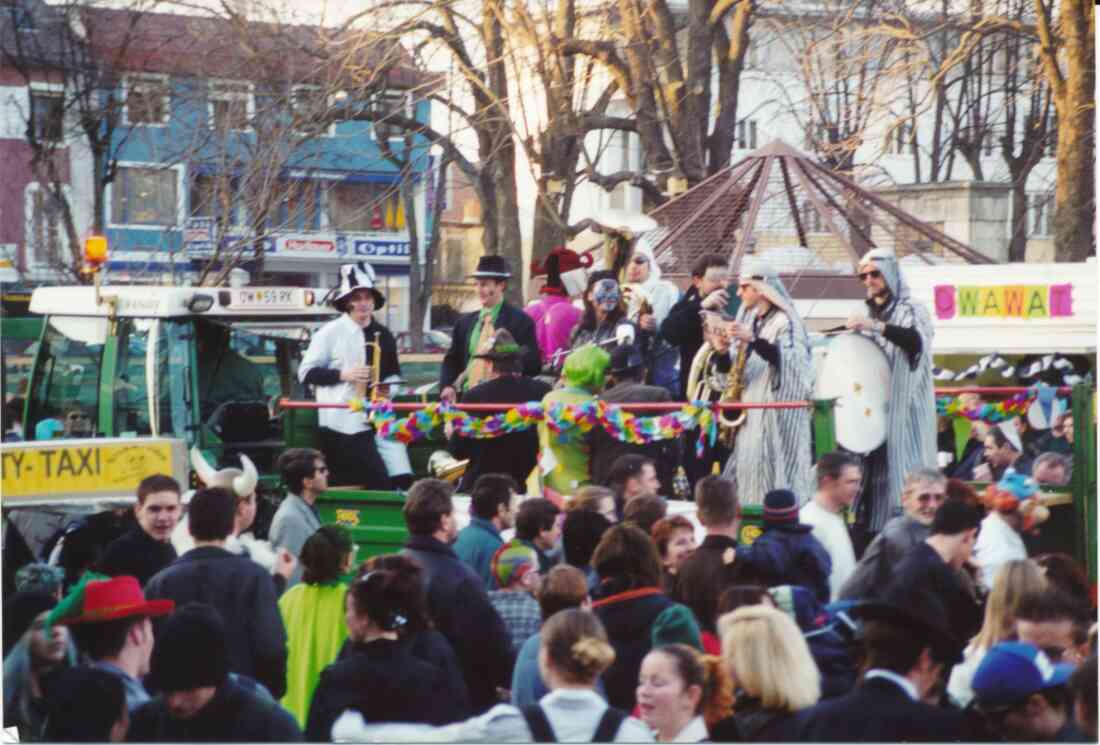 Fasching - IGFD Narrenkapelle: Mit dem Traktoranhänger mitten im Trubel am Hauptplatz