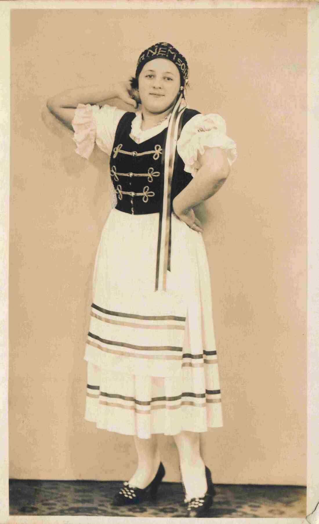 Helene Benkö (verh. Marschall, *1901/+1981) in ungarischer Tracht