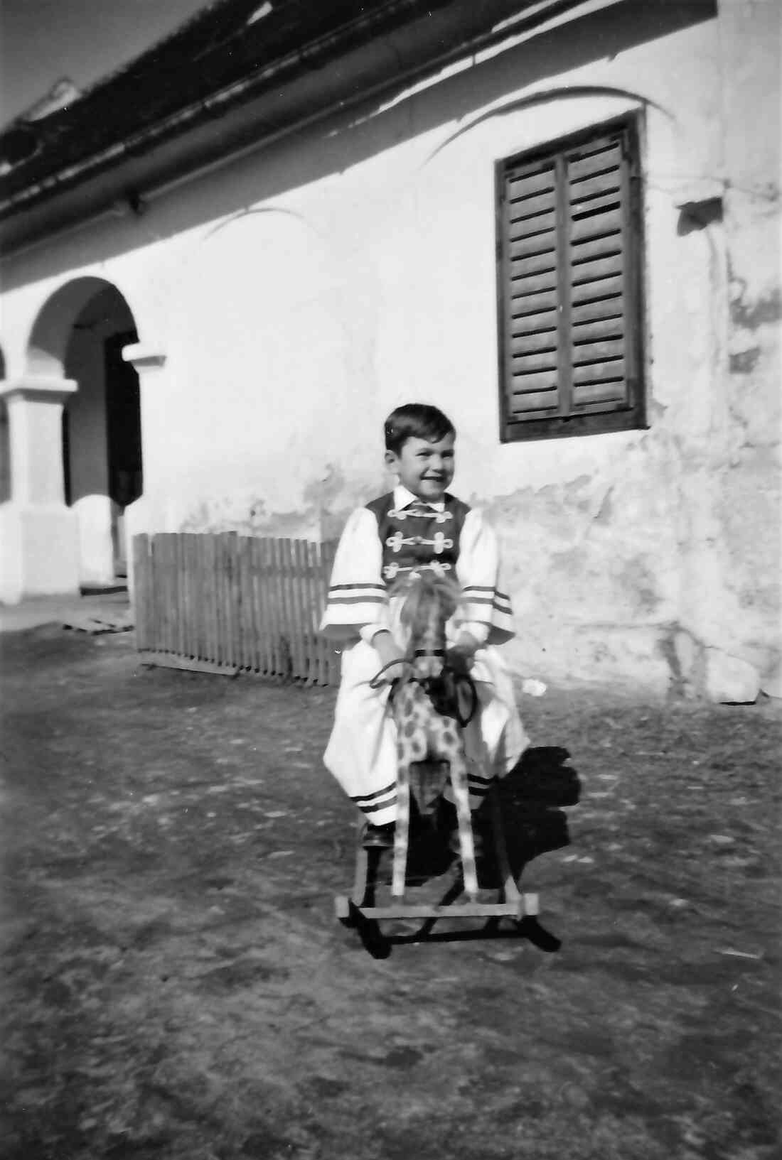 Alexander Imre mit seinem Schaukelpferd