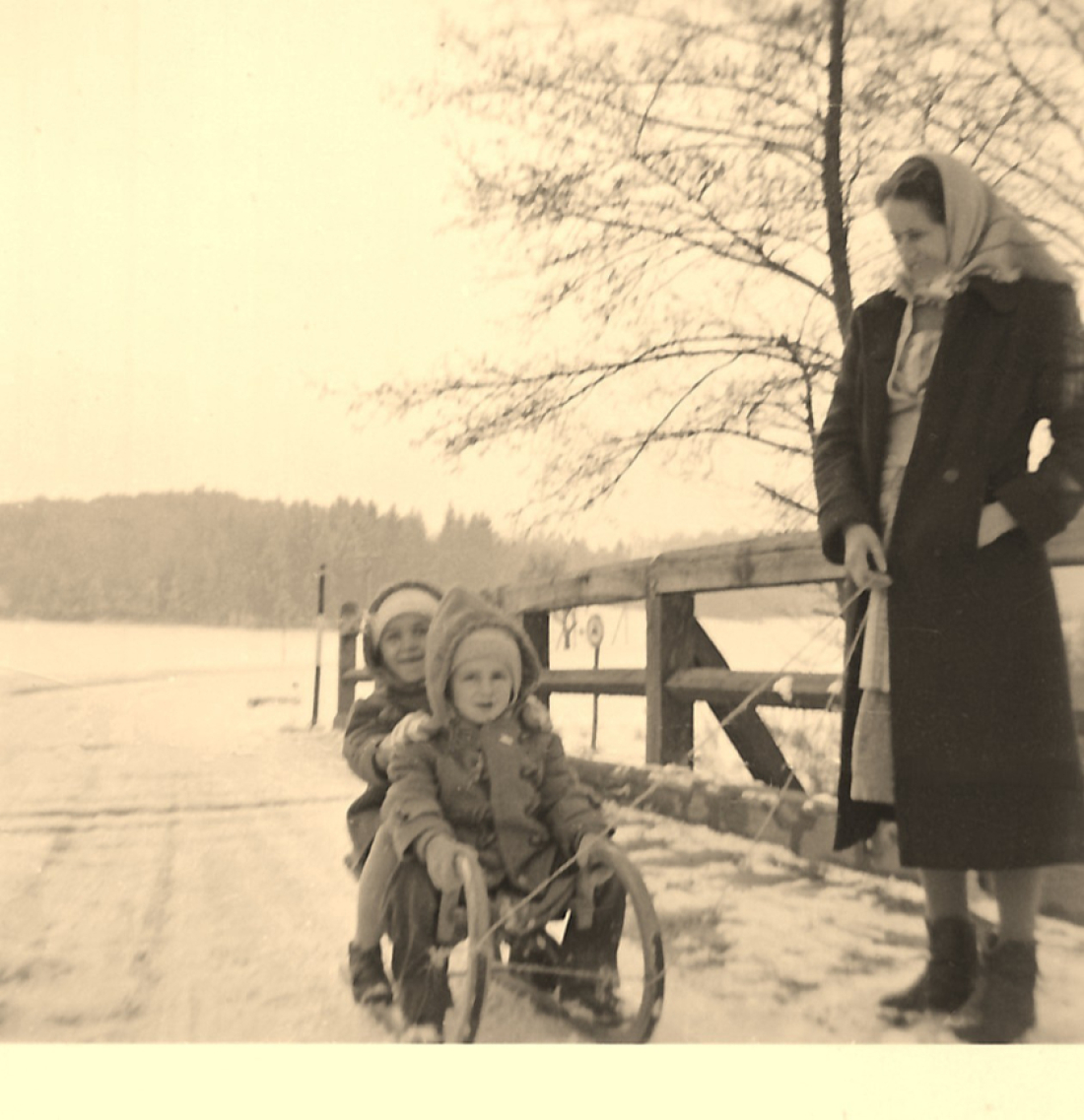 St. Martin im Schnee: Fam. Guger beim Spaziergang mit Rodel auf der Brücke über den Zickenbach