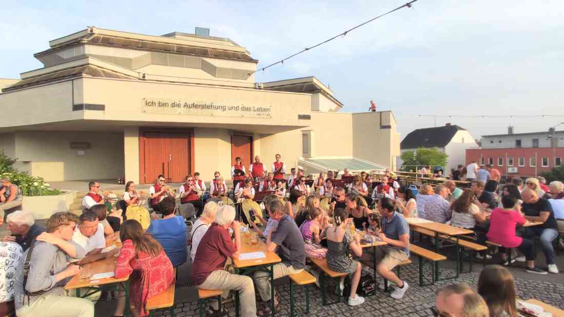 Röm. kath. Pfarre: 1. Pfarrfest nach der Coronapause mit einem Dämmerschoppen der Stadtkapelle