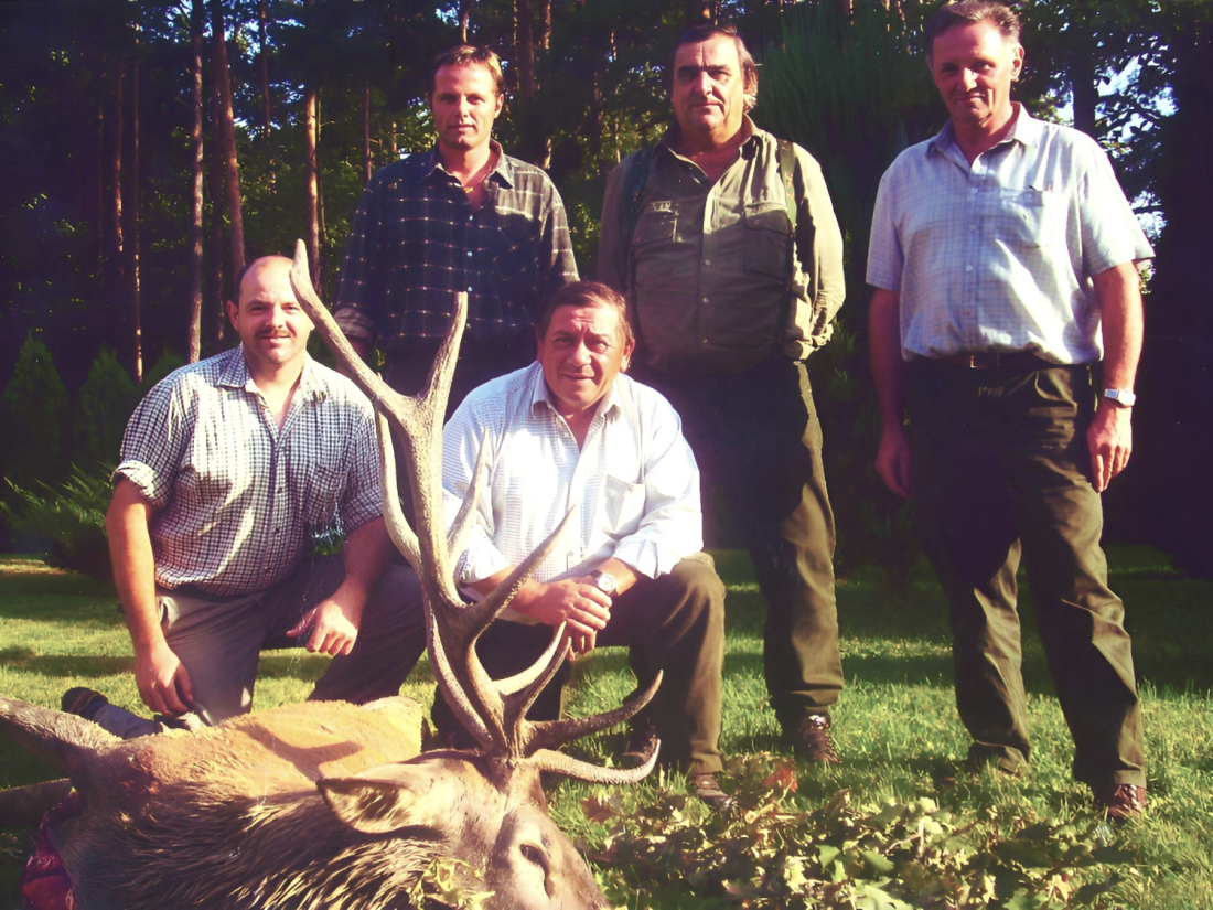 St. Martin: Jäger Martin Paul mit den Jagdkollegen und Freunden (Tomisser/Guger) anlässlich des Abschusses seines 1. Hirschen