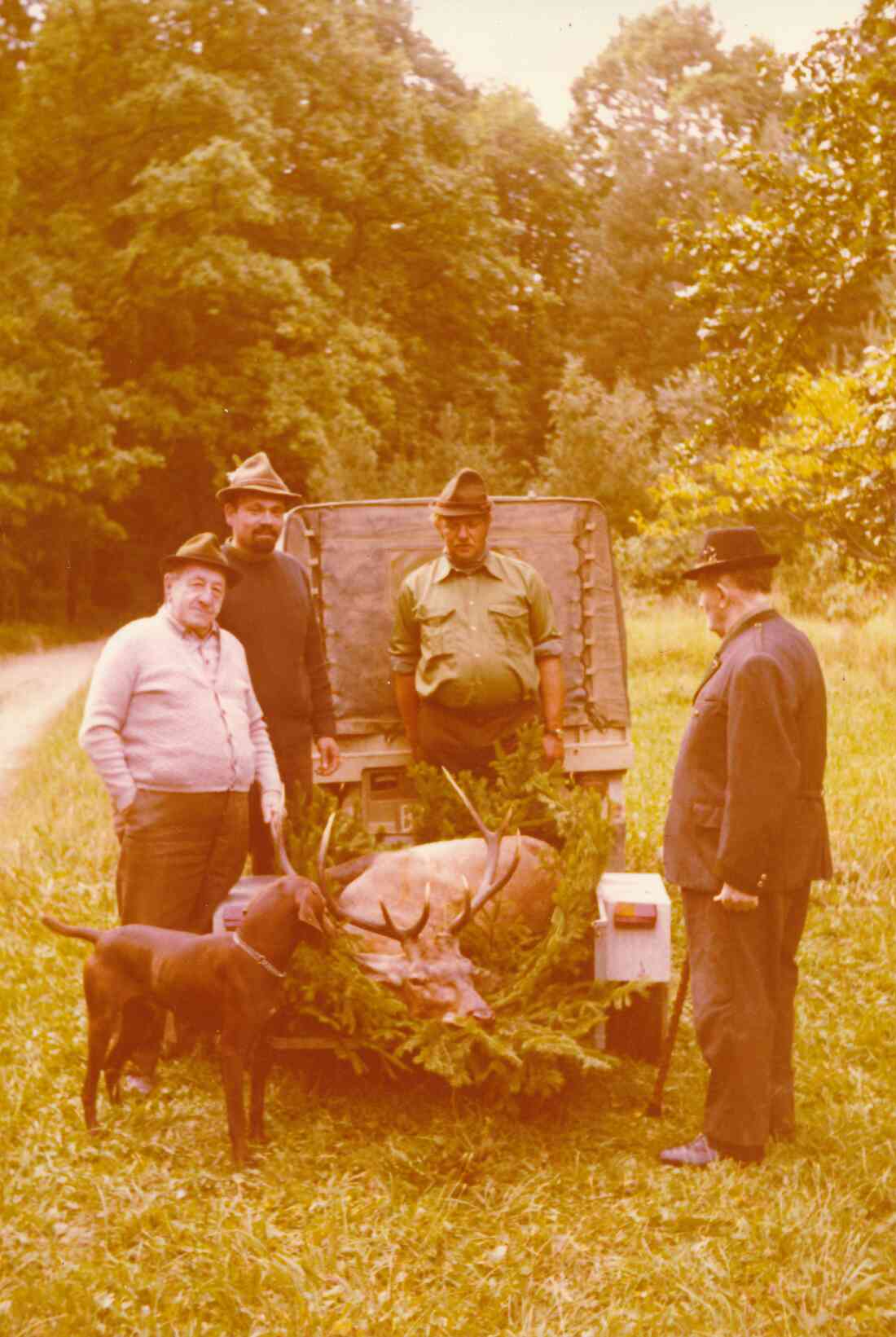 Jägergruppe mit erlegtem Hirsch