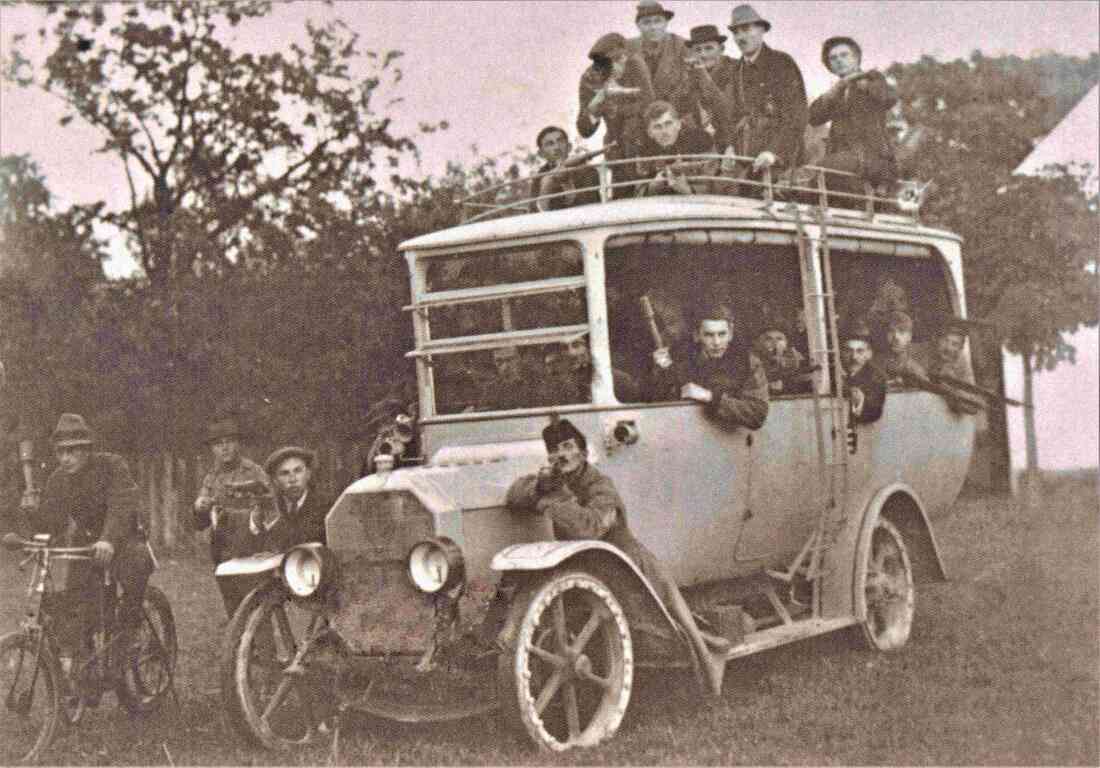 "Freischärlerstaat" Leithabanat (ung. Lajtabánság oder Leitha-Banschaft) Gruppe von Freischärlern in einem umfunktionierten Autobus / Raffelmühle