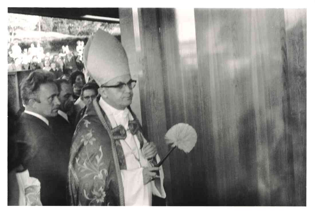 Röm. kath. Pfarre: Eröffnung und Weihe der neuen Osterkirche durch Bischof Stefan Laszlo (Heigl/Halwachs)