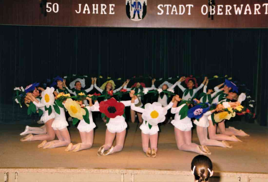 Städt. Ballettschule: Aufführung zum 50-Jahr-Jubiläum der Stadt unter dem Titel "Bonbons"