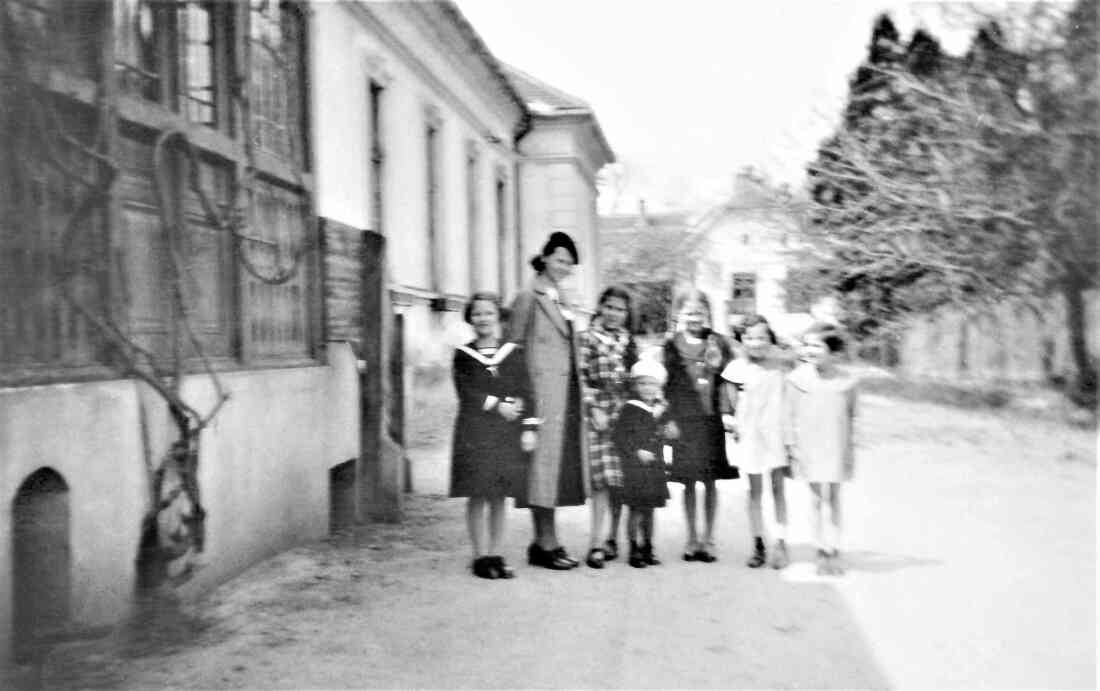 Kindergruppe im Hof des Baubezirksamts mit Blick gegen NW auf die Ambrosigasse - Resch/Rosenberg