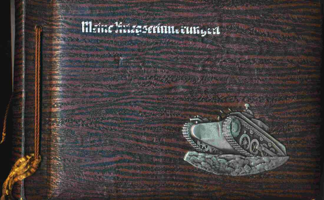 Vorderseite eines alten Fotoalbums aus dem II. Weltkrieg