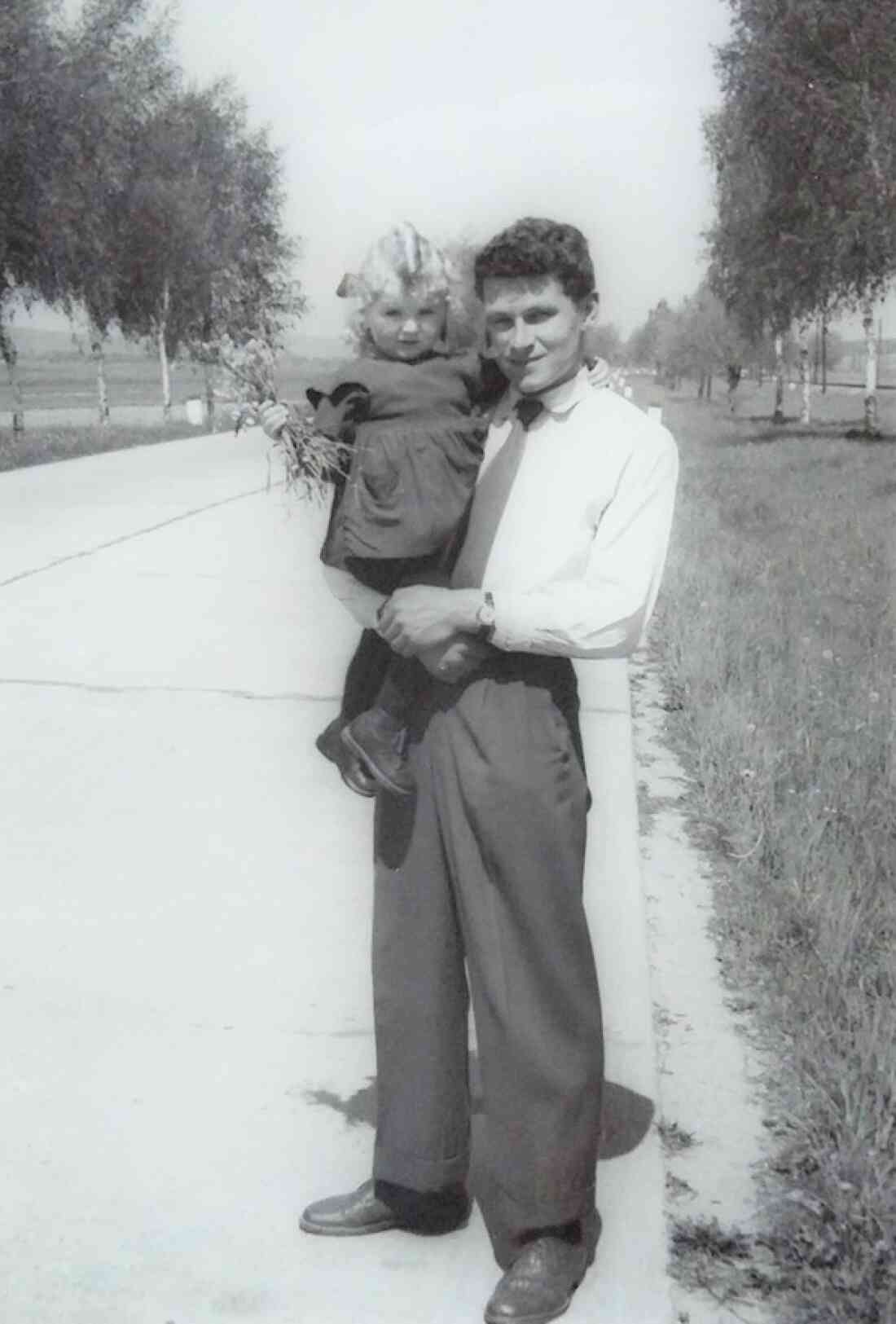 Der stolze Vater Alexander "Sanyi" Imre (*1932) mit seiner Tochter Marlene mit Blick auf die "Betonstraße" (heute B63)