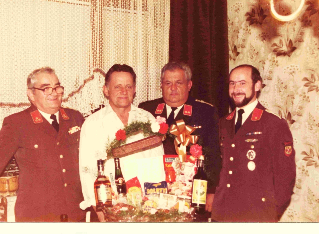 Stadtfeuerwehr: eine Abordnung gratuliert Kameraden Josef Heigl (*1923/+2002) zum 60. Geburtstag - Weber/Pal