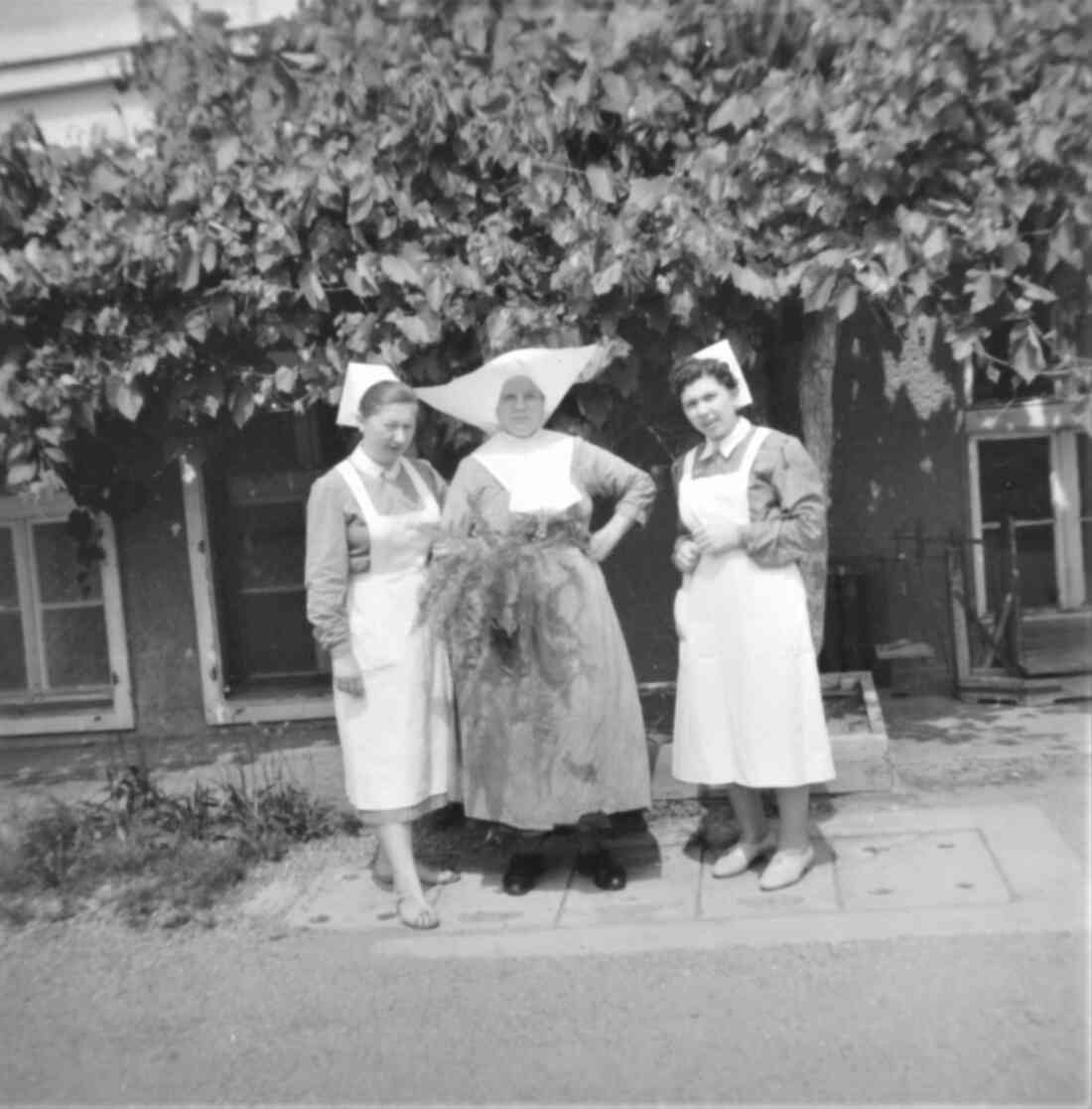 Krankenhaus (Spitalgasse / heute Dr.-Emmerich-Gyenge-Platz): Schwesternfoto - Jolanda/Petra/Hildegard