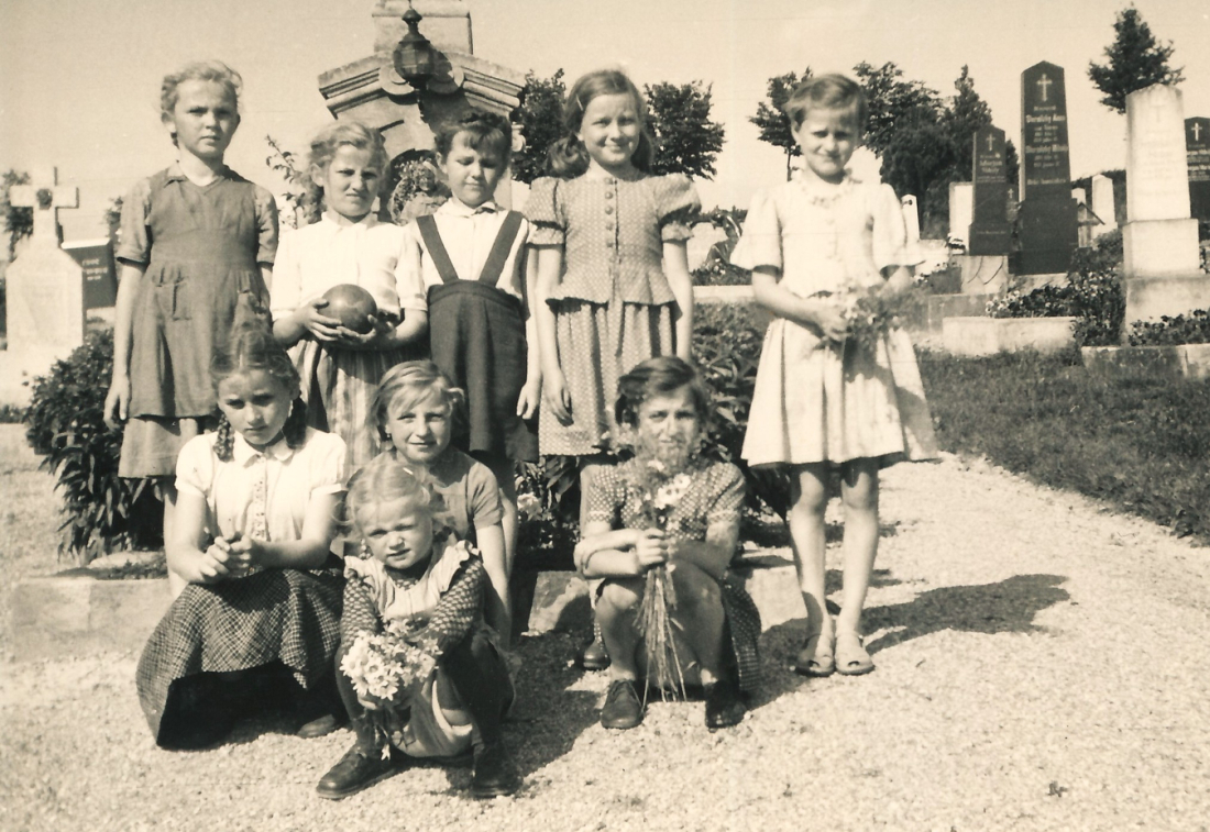 Röm. kath. Pfarre: Jungscharmädchen am Friedhof