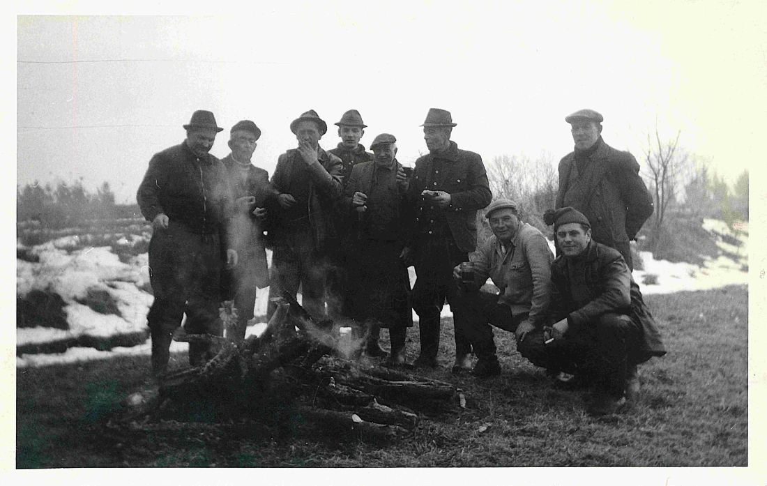 Jäger und Treiber: am Lagerfeuer während einer Treibjagd (Nemeth/Hasler/Fülöp/Szabo/Tölly/Benedek/Hegedüs)