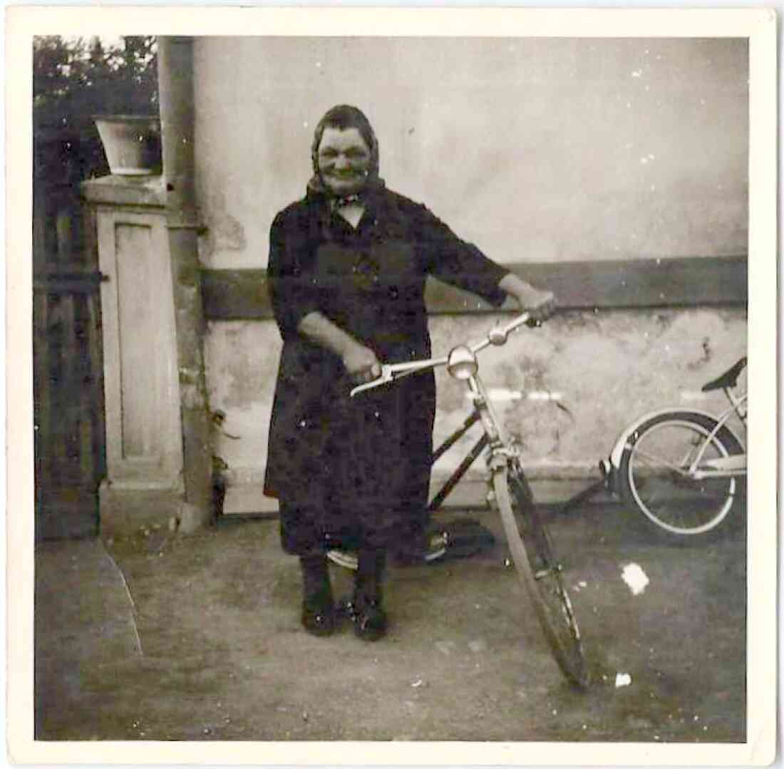 Fülöp Lidia, geb. Zambo mit Fahrrad