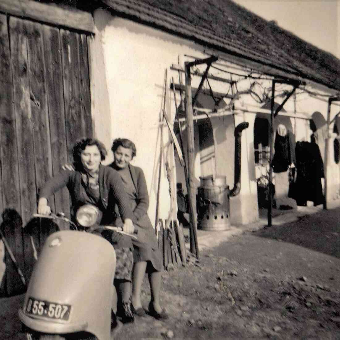 Isabella Böcskör (verh. Riczinger, *1939 / +2019) und Helene Böcskör (verh. Benedek, *1940) auf dem Roller eines guten Bekannten (Grazerstraße 90)