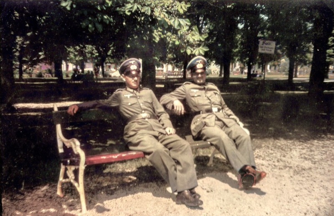 Johann Unger (links - *1907/+1977) mit einem Soldatenkamerad im Stadtpark
