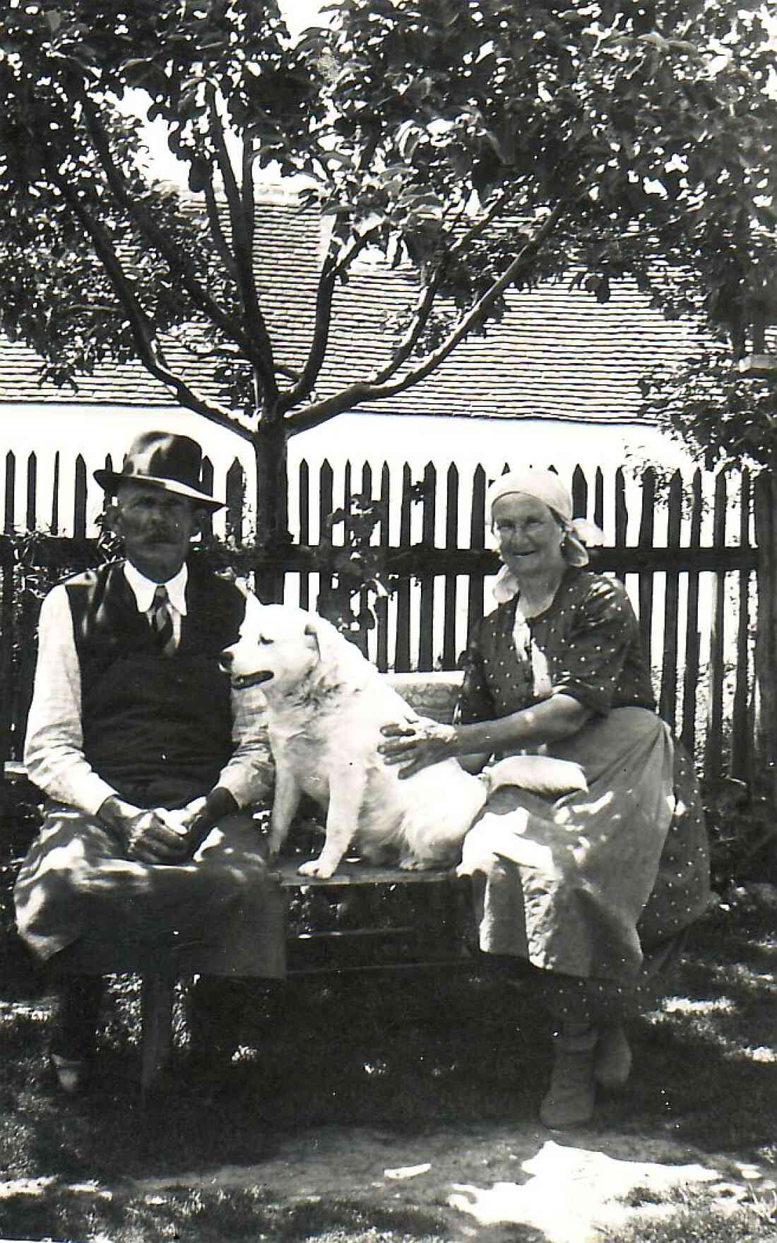 Stefan und Amanda Kiss mit Haushund Buffi