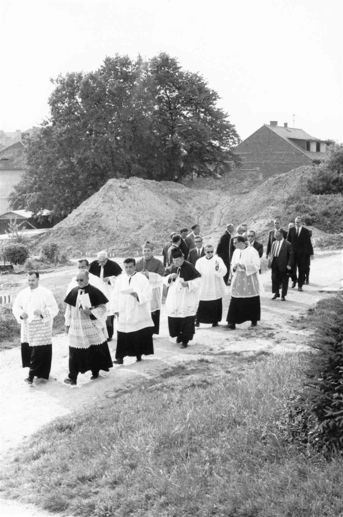 Bau der neuen röm. kath. Osterkirche: Die kirchlichen Würdenträger und die Ehrengäste am Tag der Grundsteinlegung auf dem Weg zur feierlichen Messe