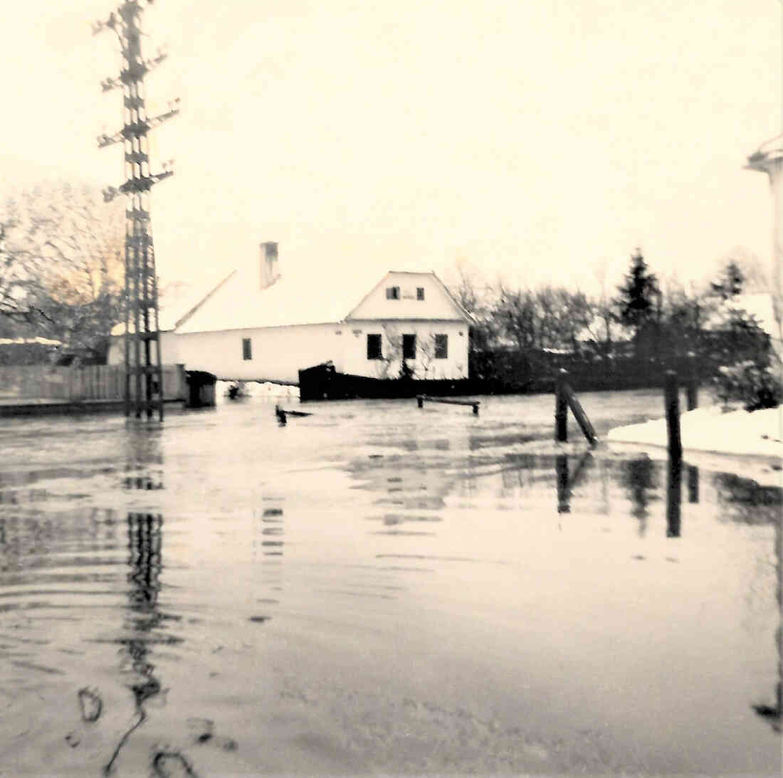 Hochwasser am Wehoferbach 1965: Blick gegen Osten von der Ecke Wiesengasse/Rechte Bachgasse auf das Haus Linke Bachgasse 68Bachgasse