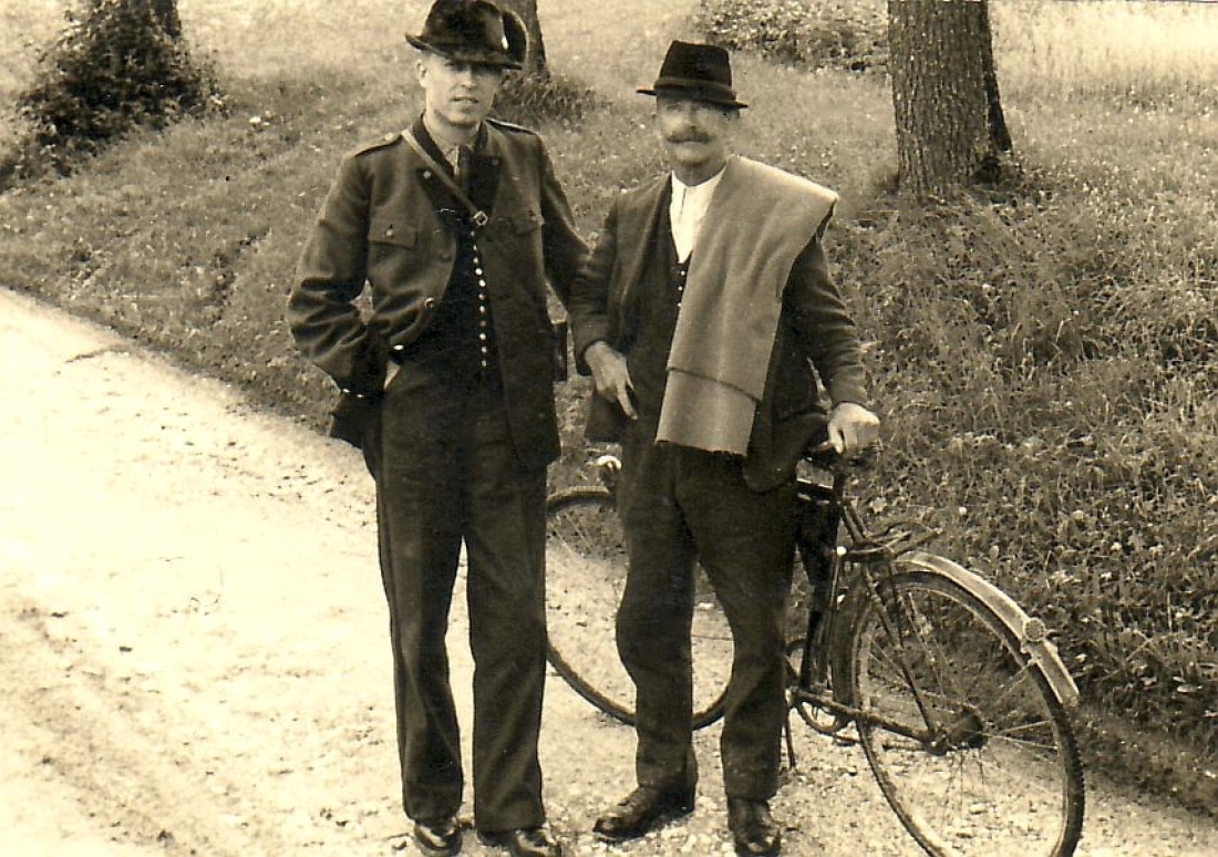 Franz Kiss (*1912/+1994) mit einem Kollegen am Fahrrad
