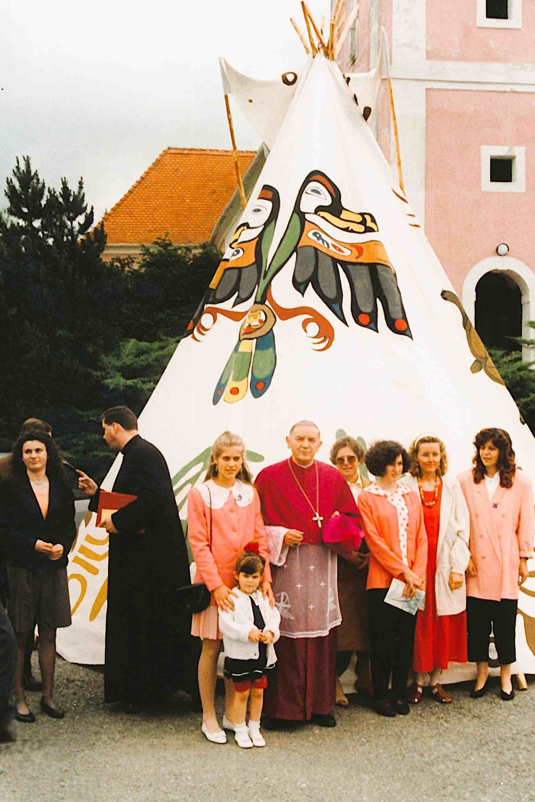 Röm. kath. Pfarre: Indianerzelt auf dem Kirchenplatz  - Ferstl/Ringhofer/Horvath/Laszlo/Lackner/Distler