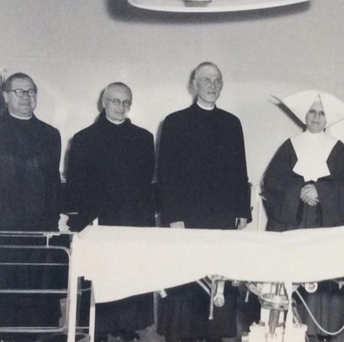 Krankenhaus (Spitalgasse / heute Dr.-Emmerich-Gyenge-Platz): Visitation durch die Br. Johann Romsdorfer CM und  William Slattery CM