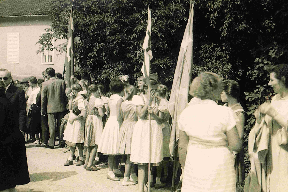 Hochzeit Erich Langer (*1934/+2010) und Elfriede Graf (*1936/+2015): die Jungscharmädchen warten auf das Brautpaar