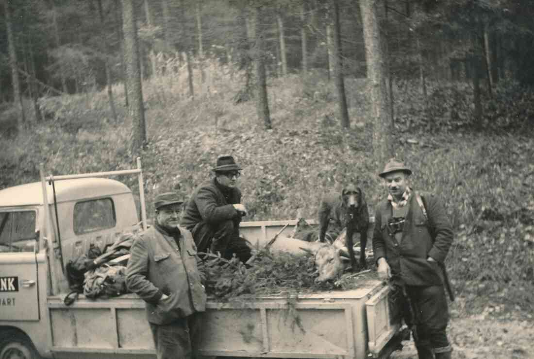 "Des Jägers Freude": Gerhard Graf mit seinem 1. erlegten Hirsch und Jagdkollegen