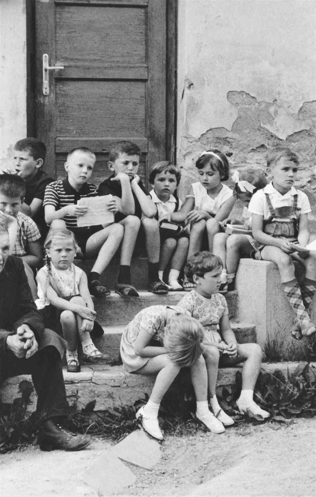 Kinder vor der alten röm. kath. Kirche: Schnappschuss am Tag der Grundsteinlegung