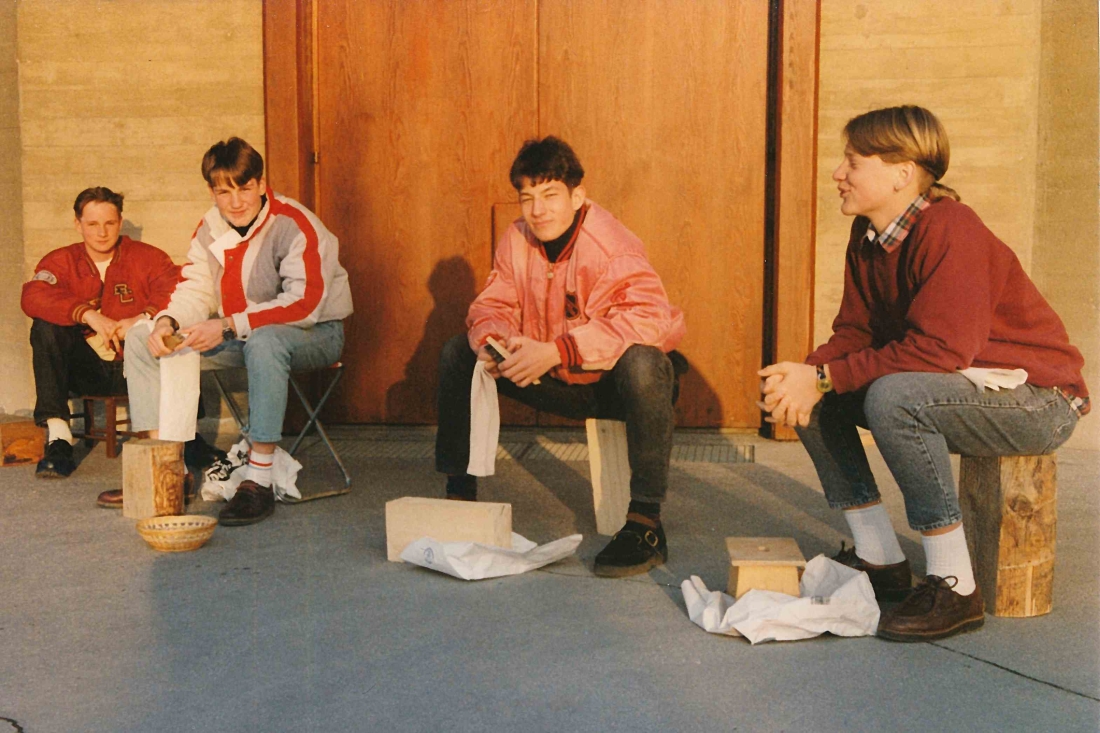 Röm. kath. Pfarre: Aktion "Fußwaschung und Schuhputzen" vor dem Eingang der Osterkirche - Berger/Klotz/Kurz/Sepper