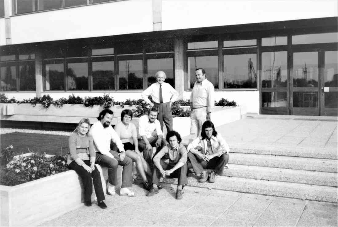 Arch. DI Rudolf Schober und Mitarbeiter vor dem neuen Hauptschulgebäude - Koller/Laschober/Nemeth/Neubauer/Kereszteny/Schneller