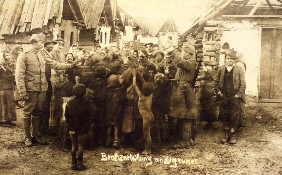 1. Romasiedlung "Zigeunerkolonie" in der heutigen Mühlgasse mit Soldaten: "Brotverteilung an Zigeuner"